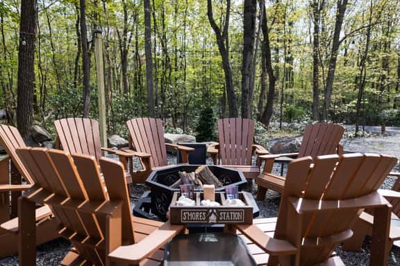 Spacious Rustic Chalet, Lake Access, Fire Pit