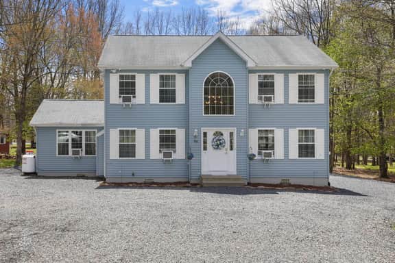 Walk To The Lake! Farmhouse Chic Karaoke Barn
