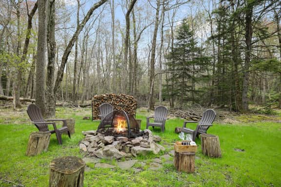 Peaceful, Spacious Lake Access, Nestled In Nature