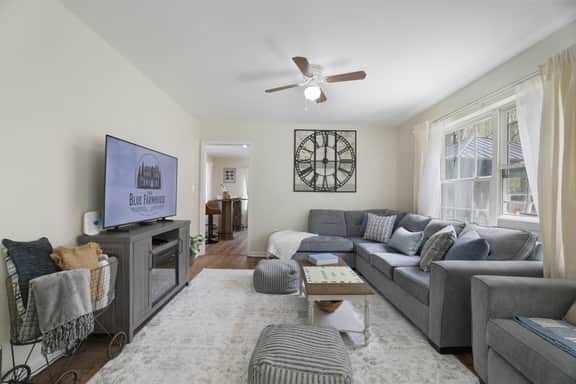 Walk To Lake, Pool Access, Hot Tub, Karaoke Room
